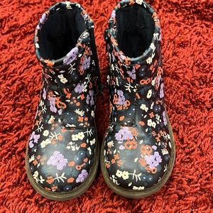 OshKosh girl toddler floral boots. Great condition slightly worn.